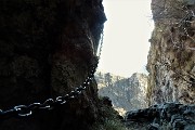 77 Aggiramento esposto di roccione attrezzato con catene 